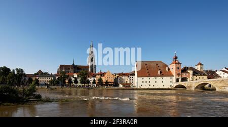 Blick von Norden ¸ber die Donau, rechts die steinerne Br¸cke, Regensburg, Dom St. Peter und Altstadt Foto Stock