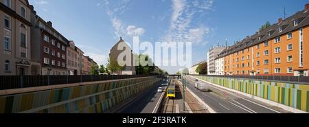 Blick von der U-Bahnstation Breslauer Stra?e auf die A40, Wohnh‰user und Stra?enbahn, Essen-Frohausen Foto Stock