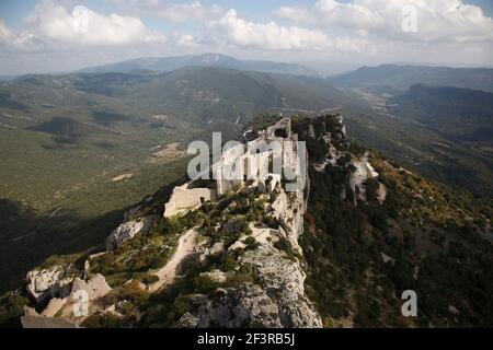 Vista aerea dalle rovine della parte superiore al castello inferiore di Cathar Peyrepertuse Castello, Pirenei, Francia Foto Stock