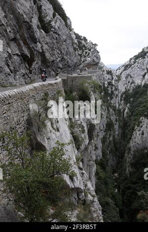 Percorso scolpito nelle rocce nelle Gole di Galamus, tra l'Aude e Pirenei, Francia Foto Stock