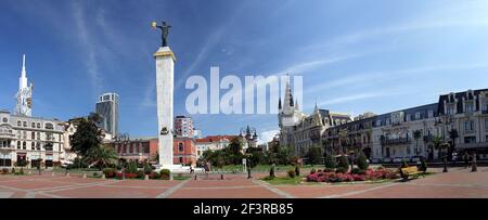 Vista panoramica di Piazza Europa con la Statua di Medea, la leggendaria principessa Colchidiana, che tiene il vello d'oro, Batumi, Georgia Foto Stock