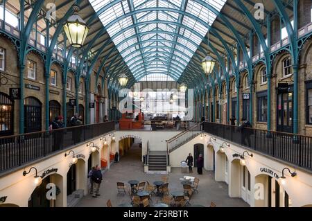 Galleria coperta con cortile e negozi su entrambi i lati nell'ex mercato della frutta e verdura di Covent Garden, costruito nel 1830, Londra Foto Stock