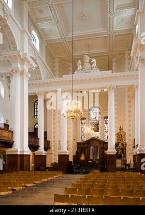 Altare e le pedine moderne nella Chiesa di Cristo, una chiesa dei commissari, a Spitalfields, di Nicholas Hawksmoor, 1714-1729 Foto Stock