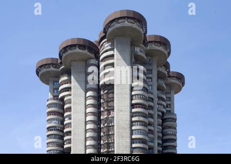 Primo piano vista della cima dell'edificio Torres Blancas, o edificio delle Torri bianche, un edificio di appartamenti progettato da Javier Saenz de Oiza (1962-1969) su UN Foto Stock