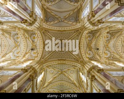 Primo piano vista della volta a soffitto ornata nell'abbazia di Ebrach, un ex monastero cistercense a Ebrach, Baviera, Germania. Foto Stock