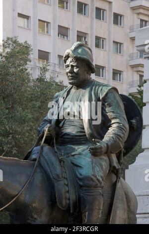 Primo piano della statua di Sancho Panza di fronte al monumento a Cervantes in Plaza Espana, Madrid, Spagna. Foto Stock