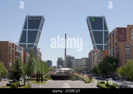 Le torri Puerta de Europa (porta d'Europa o semplicemente Torres KIO), due edifici uffici a Madrid, Spagna. Foto Stock