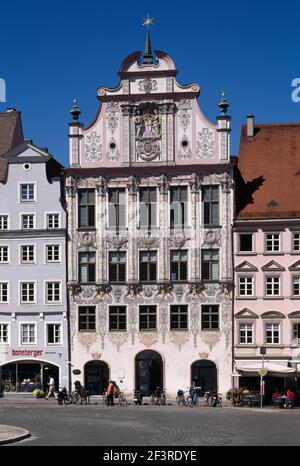 Das Alte Rathaus im Westen des Hauptplatzes a Landsberg am Lech (Baviera). Die Fassade ist mit reichlich Unternehmungen sowie 1719 von Dominikus Z Foto Stock