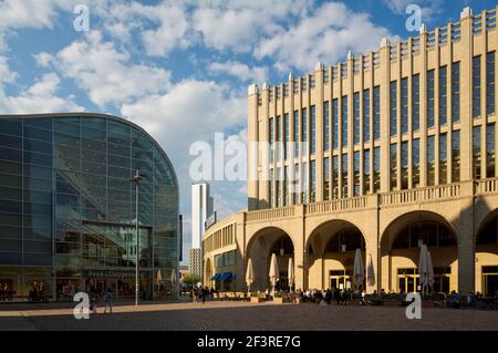 Galerie Roter Turm di Hans Kollhoff e centro commerciale con facciata in vetro in via pedonale, Chemnitz, Germania Foto Stock