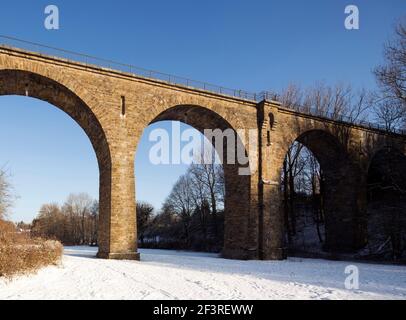 Paesaggio invernale con ponte ferroviario disutilizzato della Vennbahn, vicino Aachen, Nord Reno-Westfalia, Germania Foto Stock