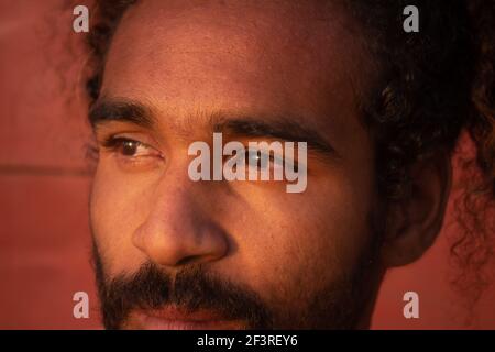 Triste uomo nero. Lunghi capelli ricci su un giovane di etnia brasiliana. Concetto di tristezza pandemica e ansia. Uomo bearded Foto Stock