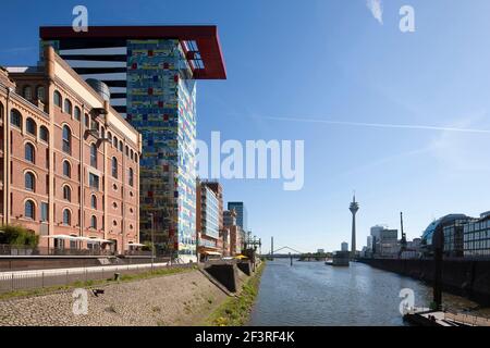 Colorium e lungomare con Torre sul Reno in lontananza, Dusseldorf, Germania Foto Stock