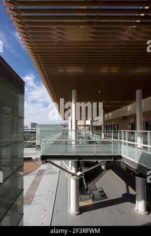 NIIGATA STAZIONE PIAZZA SUD E PIANO PEDONALE, Stazione edificio e stazione piazza, vista del ponte pedonale verso est. Foto Stock