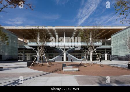 STAZIONE NIIGATA PIAZZA SUD E PIANO PEDONALE, Stazione e piazza della stazione, Vista verso nord. Foto Stock