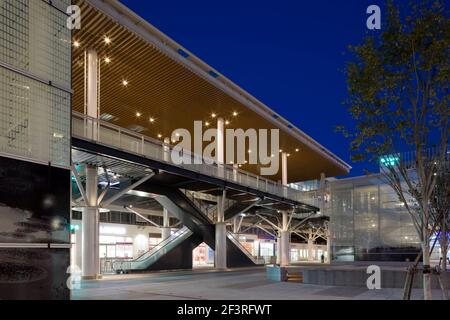 STAZIONE NIIGATA PIAZZA SUD E PIANO PEDONALE, Stazione e piazza della stazione, vista notturna. Foto Stock