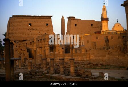 Luxor Egitto Tempio di Luxor e Abu El-Haggag Moschea al tramonto Foto Stock