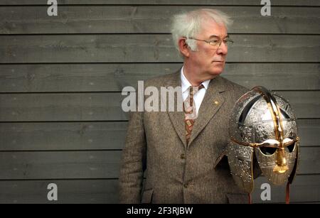 SEAMUS HEANEY AUTORE DELL'ACCLAMATA TRADUZIONE DI BEOWULF CONSERVA UNA REPLICA DEL CASCO SUTTON HOO ALL'APERTURA DI UN NUOVO CENTRO ESPOSITIVO PRESSO IL SITO DI SUTTON HOO, CHE COMPRENDE TESORI QUARESIMA DEL BRITISH MUSEUM. 13/3/02 PILSTON Foto Stock