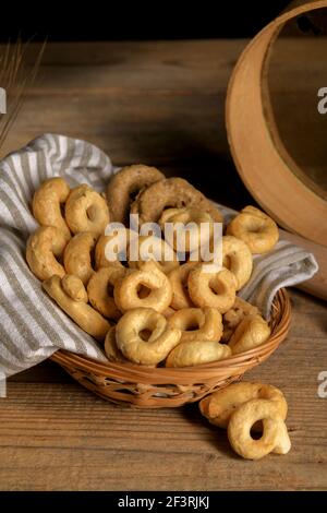 Taralli - tradizionale snack italiani cibo tipico di Puglia cucina regionale Foto Stock