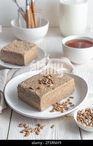 Halva con semi di girasole da vicino su uno sfondo chiaro. Concetto di dessert. Foto Stock
