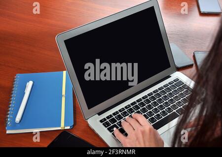 Programmatore, Mobile Application Designers, Web Designer che lavora in ufficio. Foto Stock