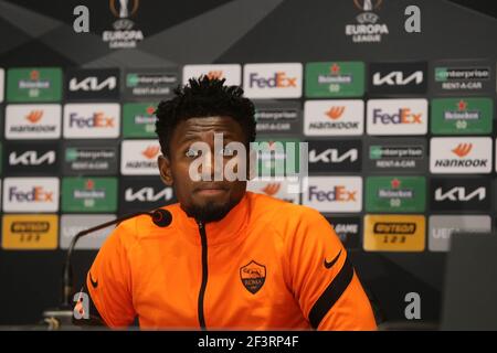 Kiev, Ucraina. 17 Marzo 2021. Kiev, UCRAINA - 17 MARZO 2021 - il centrocampista di A. S. Roma Amadeu Diawara è ritratto durante la conferenza stampa in vista del turno UEFA Europa League del 16 seconda partita contro FC Shakhtar Donetsk presso la NSC Olimpiyskyi, Kiev, capitale dell'Ucraina Credit: Ukrinform/Alamy Live News Foto Stock