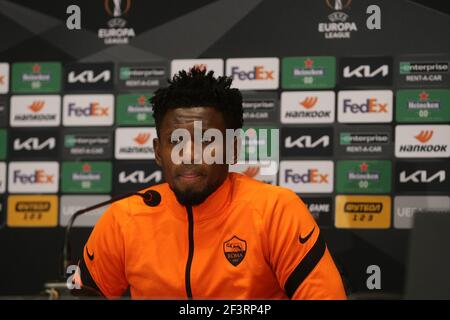 Kiev, Ucraina. 17 Marzo 2021. Kiev, UCRAINA - 17 MARZO 2021 - il centrocampista di A. S. Roma Amadeu Diawara è ritratto durante la conferenza stampa in vista del turno UEFA Europa League del 16 seconda partita contro FC Shakhtar Donetsk presso la NSC Olimpiyskyi, Kiev, capitale dell'Ucraina Credit: Ukrinform/Alamy Live News Foto Stock