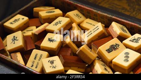 Vintage osso e bambù Mahjong o mah-jongg giocare piastrelle in scatola. Primo piano sfondo. Foto Stock
