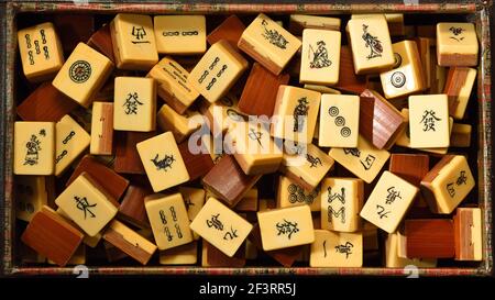 Vintage osso e bambù Mahjong o mah-jongg giocare piastrelle in scatola. Sfondo. Foto Stock