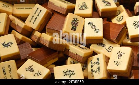 Vintage osso e bambù Mahjong o mah-jongg giocare piastrelle in scatola. Primo piano sfondo. Foto Stock