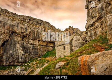 L'antica cappella di San Govan nel Galles occidentale era costruito nel 14 ° secolo Foto Stock