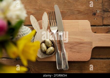 Pasqua di festa di fondo pasto, coniglietto di pasqua con uova e fiori di primavera Foto Stock
