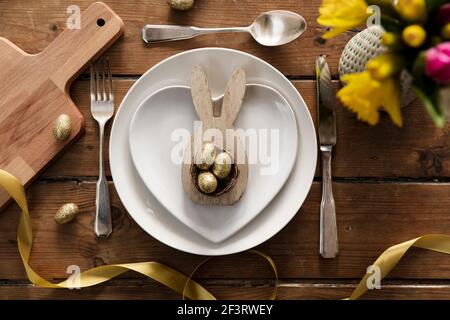 Pasto di Pasqua tavolo decorato con primavera coniglietto di pasqua e pasqua uova Foto Stock