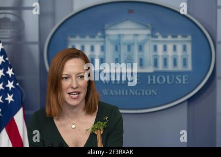 Il segretario alla stampa della Casa Bianca Jen Psaki tiene un briefing alla Casa Bianca a Washington, DC, il 17 marzo 2021. Credito: Chris Kleponis / Pool via CNP Foto Stock