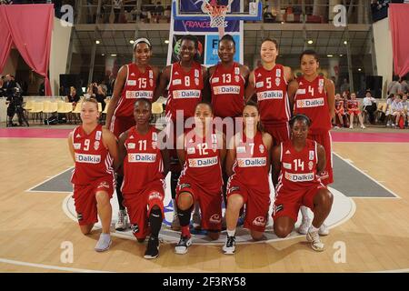 BASKETBALL - OPEN FEMININ 2011 - AIX EN PROVENCE V VILLENEUVE D'ASCQ - PARIS (FRA) - 23/09/2011 - PHOTO : PASCAL ALLEE / HOT SPORTS / DPI - 4 Rokiatou COUMARE , 5 Anne BREITREINER , 7 Sabrine BOUZENNA , 8 Alice NAYO , 9 Laurie DATCHY , 10 Emilie GOMIS , 12 Kathy WAMBE , 13 Olayinka SANNI , 15 Jillian ROBBINS , 14 Sabrina palie Foto Stock