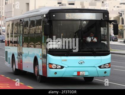 Una vista del trasporto pubblico autobus che collega tutte le principali destinazioni a Doha, Qatar Foto Stock