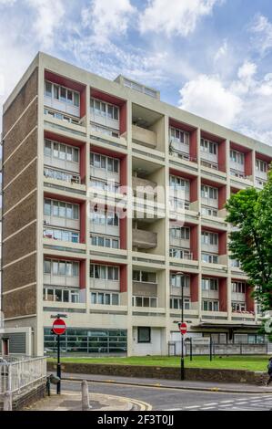 Canterbury House a Lambeth è un blocco di lastre a 9 piani costruito alla fine degli anni '50. Foto Stock