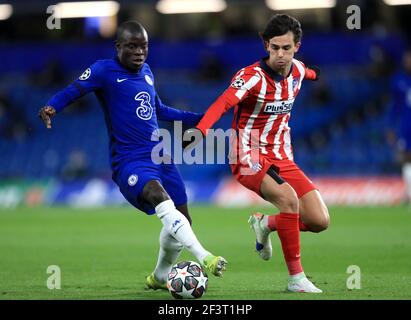 N'Golo Kante di Chelsea (a sinistra) e la Sequeira Joao Felix di Atletico Madrid combattono per la palla durante il round della Champions League del 16 seconda tappa a Stamford Bridge, Londra. Data immagine: Mercoledì 17 marzo 2021. Foto Stock