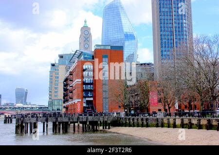 South Bank e River Thames, Londra Foto Stock