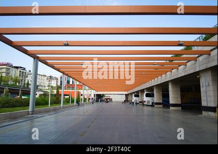 Denizli, Turchia - Settembre, 2018: Architettura moderna del terminal degli autobus urbani chiamato Denizli Otogari. Persone in attesa di autobus sulle piattaforme della stazione degli autobus della città Foto Stock