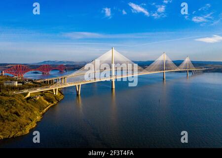 Vista aerea da Rosyth che mostra tre ponti che attraversano il Firth of Forth. Queensferry Crossing, Forth Road Bridge e Forth Rail Bridge. Foto Stock