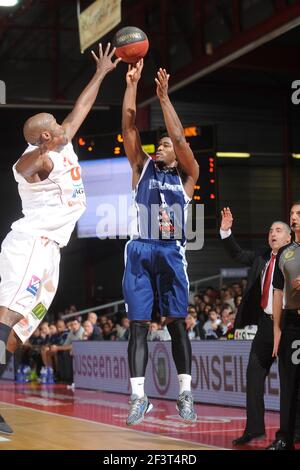 BASKET - CAMPIONATO FRANCESE PROA 2012-2013 - CHOLET V BOULAZAC - CHOLET (FRA) - 24/11/2012 - FOTO PASCAL ALLEE / HOT SPORTS / DPPI - OSIRIS ELDRIDGE (BOU) Foto Stock