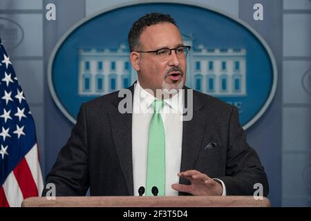 Il Segretario dell'Educazione degli Stati Uniti Miguel Cardona tiene un briefing alla Casa Bianca a Washington, DC, il 17 marzo 2021. Credit: Chris Kleponis/Pool via CNP /MediaPunch Foto Stock