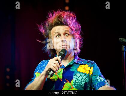 Milton Jones si esibisce dal vivo sul palco il 3° giorno del Camp Bestival 2014, Lulworth Castle - Dorset Foto Stock