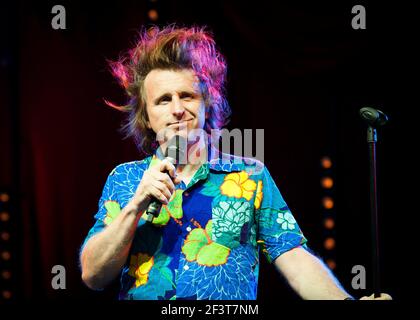 Milton Jones si esibisce dal vivo sul palco il 3° giorno del Camp Bestival 2014, Lulworth Castle - Dorset Foto Stock