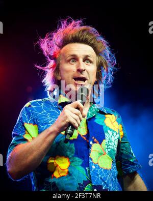 Milton Jones si esibisce dal vivo sul palco il 3° giorno del Camp Bestival 2014, Lulworth Castle - Dorset Foto Stock