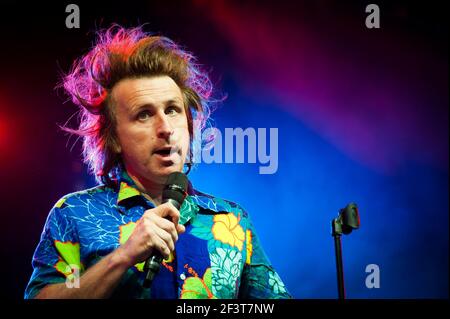 Milton Jones si esibisce dal vivo sul palco il 3° giorno del Camp Bestival 2014, Lulworth Castle - Dorset Foto Stock
