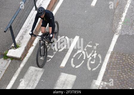 Ciclista visto sulla pista ciclabile dall'alto Foto Stock