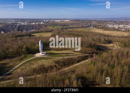 Warrington, Regno Unito, 17 marzo 2021. Dream è una scultura del 2009 e un pezzo di arte pubblica di Jaume Plensa a Sutton, St Helens, Merseyside. Costando approssimativamente £1.8m (equivalente a £2.43 milioni nel 2019), è stato finanziato attraverso il Big Art Project in coordinamento con il Arts Council England, il Art Fund e Channel 4, Warrington, UK. Credito: Jon Super/Alamy. Foto Stock