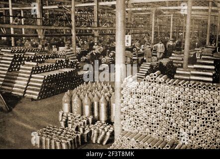 WWI - l'interno di una fabbrica italiana di munizioni. Foto Stock