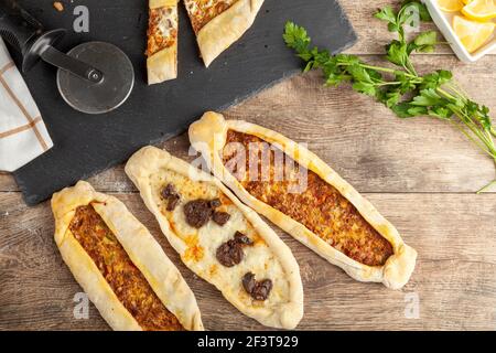 Immagine della vista dall'alto di Kasarli sucuklu pide e kimali pide. Si tratta di tradizionali piatti turchi simili alla pizza con carne e formaggio toppin Foto Stock